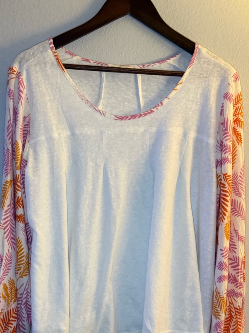 mittoshop White Long-Sleeve Tee with Pink & Orange Leaf Sleeves